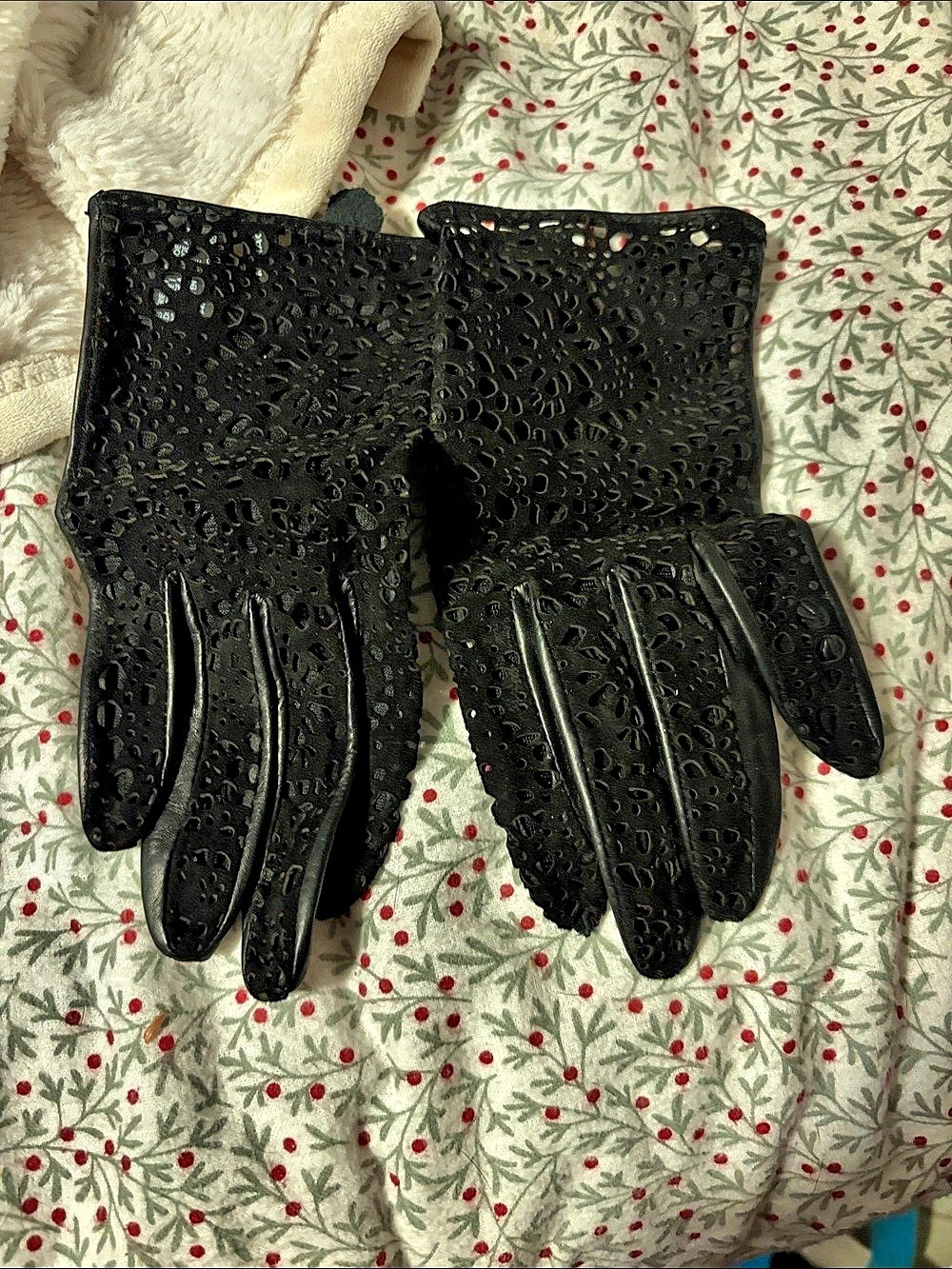 Club Monaco Perforated Leather Gloves Size Small